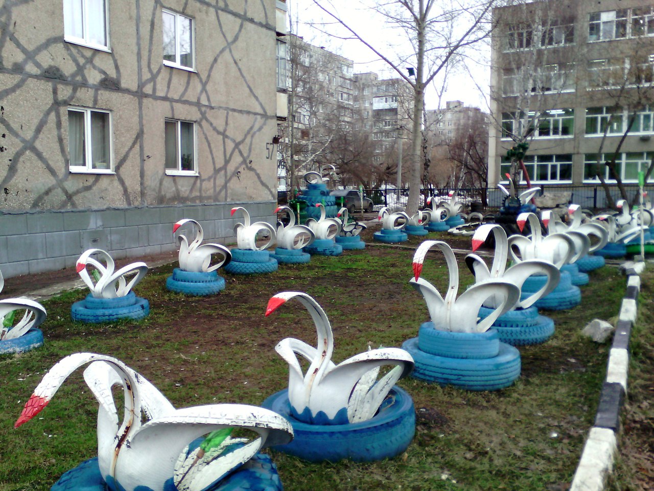 Шинные лебеди в городе